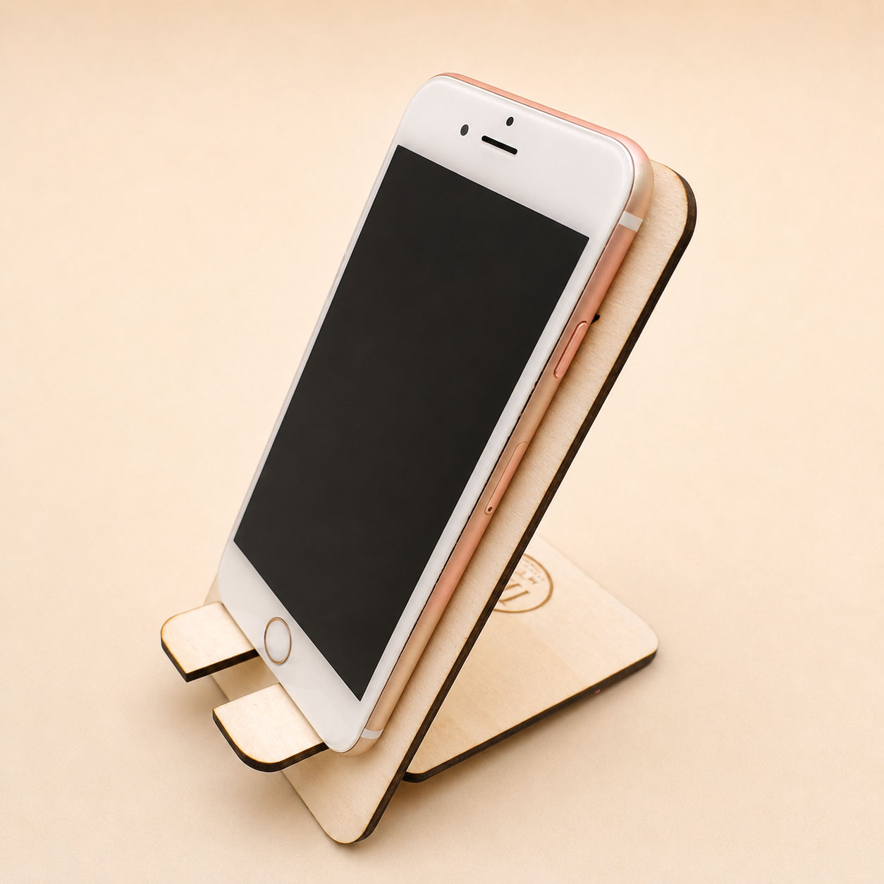 support de téléphone avec un téléphone dessus