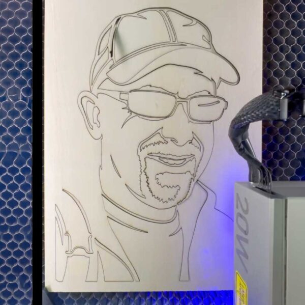 découpe laser d'un portrait en bois 2d